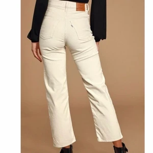 Levis ribcage W27/L29 - Säljer mina manchester (corsduroy) Levis ribcage i färgen ”ecru wide wale”. Köpta för 1145kr på Zalando där de nu är helt slutsålda. Använda väldigt få gånger och de är därför i väldigt fint skick. Köparen står för frakten, storleken är 27/29.