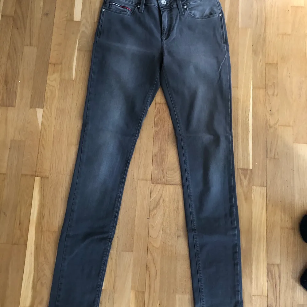 Tommy Hilfiger Denim W30 L32, Grey Soft Stretch, Gråa sköna slim fit-jeans. Nyskick!. Jeans & Byxor.