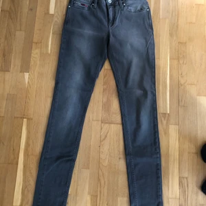 Tommy Hillfiger Jeans W30 L32 - Tommy Hilfiger Denim W30 L32, Grey Soft Stretch, Gråa sköna slim fit-jeans. Nyskick!