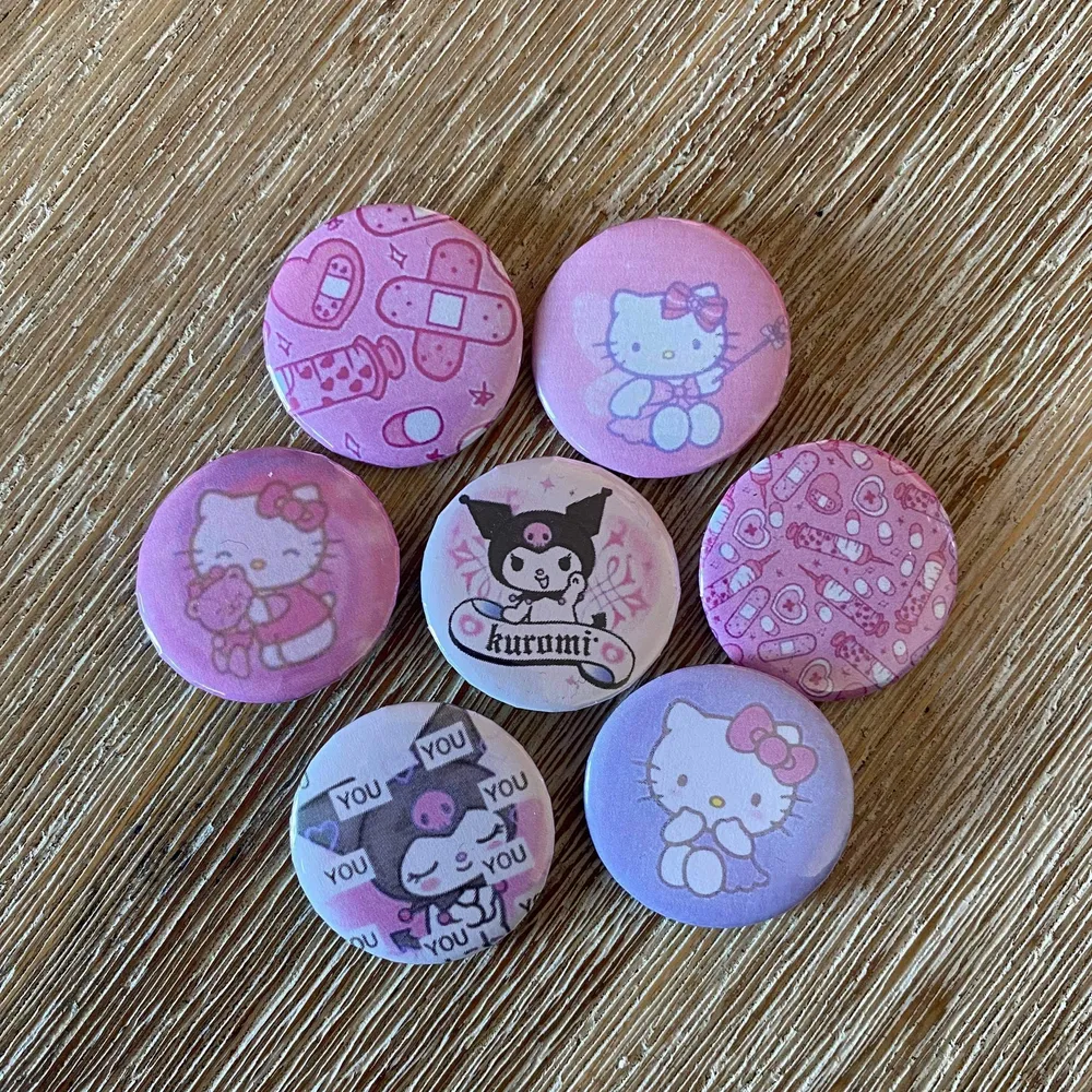 Nya fina Hello Kitty pins 💖 Vi säljer även de på bild två, och har fler designs på profilen ✨ Vi gör pinsen själva och de kostar alltid 10:- 😚. Accessoarer.