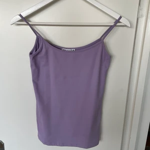 LILA TOPP ZARA - Lila topp från Zara! Jättefin men är tyvärr lite för liten för mig. Skulle säga att den passar mer som XS💞