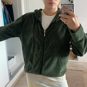 Grön kofta - Jättebra skick, aldrig använd, helt ny. Köpt för 599kr