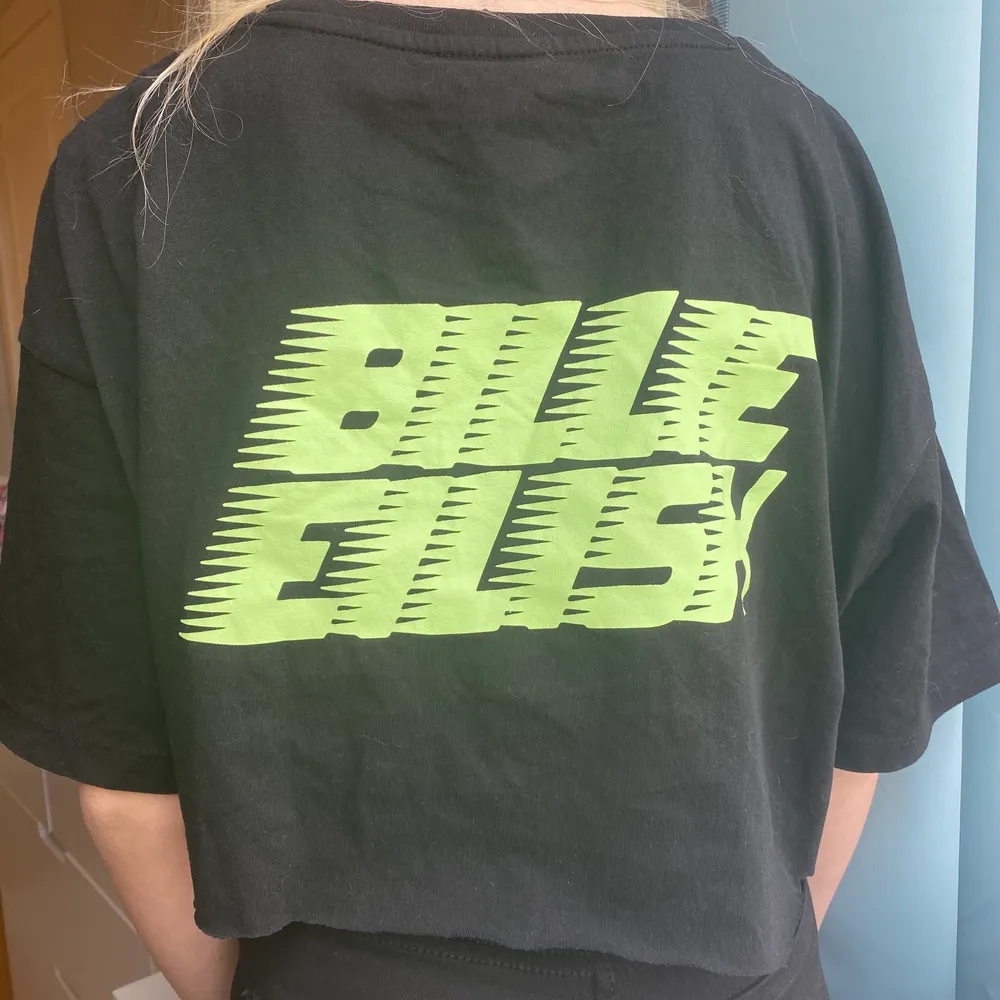 Fin billie eilish tröja från hm. Använt ett fåtal gånger. . T-shirts.