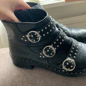 Boots Zadig liknande - Boots med nitar från Pull&Bear, kommer inte till användning och därför säljer jag dom! Dragkedja på sidan 