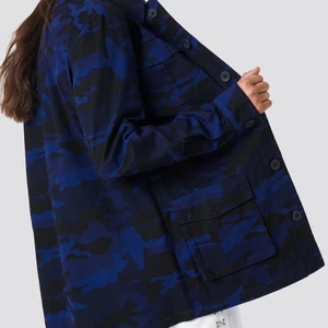 Mörkblå army jacket från NA-KD - Säljer denna ursnygga jackan i svart och blått military-mönster🤩 Har fyra fickor! Köpare står för frakt😙