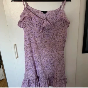 Klänning - söt sommarklänning från asos i storlek S men har spännen i banden så går att justera. Fint skick då den bara är använd en gång (den gången på bilderna)🧚🏼‍♀️