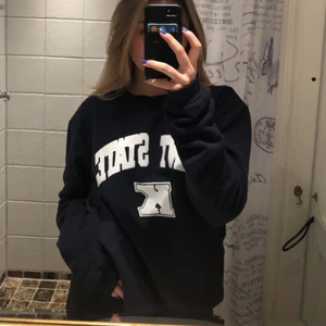 ”Kent State” sweatshirt - Marinblå sweatshirt men vitt tryck i storlek M. Endast använd tre gånger så säljer då den inte kommer til användning. Köparen står för frakten💘