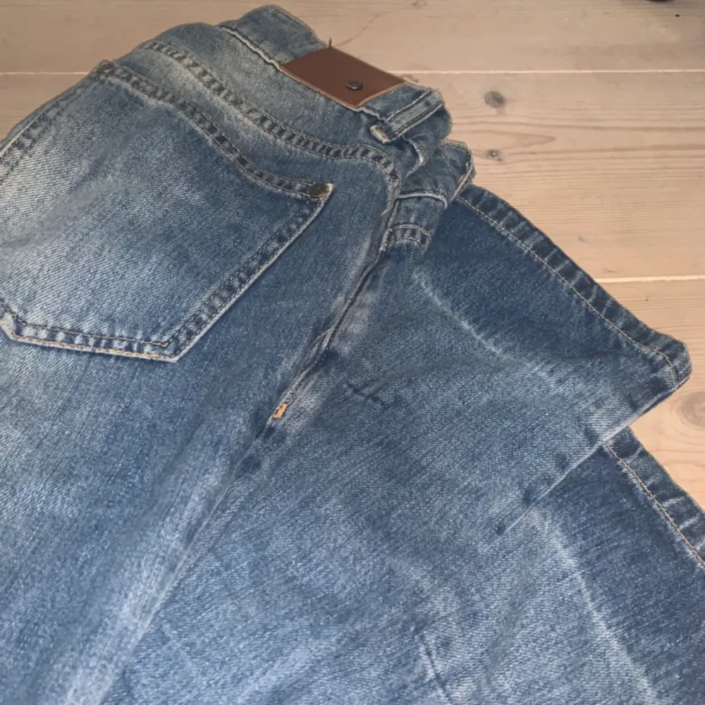 Ett par ljusa lågmidjade y2k jeans med snygga detaljer och kanter, säljer pga passar inte längre❤️❤️. Jeans & Byxor.