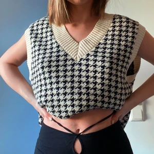 Stickad väst - Stickad rutig väst från zara i storlek L 