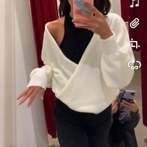 Tröja - Säljer den vita tröjan. Helt ny. Den är skit snygg att bara ha vanligt eller ex ha ett polo eller linne under