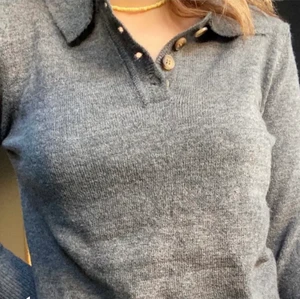 Tröja med knappar  -  bilden är lånad! Söt grå ish croppad tröja! Köpt här på Plick för 150 kr men lite liten för mig som är ganska bredaxlad😋💓 säljer en liknande brun/beige. Passar nog någon som brukar ha ca S i toppar! Tveka inte att höra av dig!💘💖