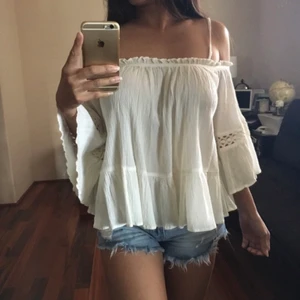 Vit Zara topp - Söt topp från Zara i vitt linneaktigt material. Toppen går att använda som en off-shoulder topp men passar lika bra som en blus om man drar upp ärmarna över axlarna. Perfekt till sommaren!🌸