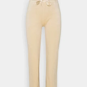 Mjukis byxor  - Säljer mjukis byxor i färgen beige från Gina tricot. Bra skick och knappt använda. Har även koftan ifall du skulle vilja ha hela sättet❤️ möts upp i Sundbyberg eller blåa linjen i Stockholm. Kan frakta men köparen får stå för frakten❤️