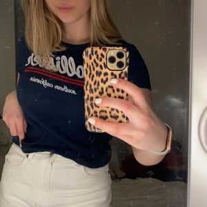 Mörkblå Hollister tröja  - Fin mörkblå T-shirt i väldigt fint skick! Inte använd på senaste. Frakt står man för själv! 