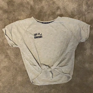 Croppad tröja - Croppad tröja med texten ”she is a knockout” på. Knytning i midjan. Från pull&bear i strkl S.