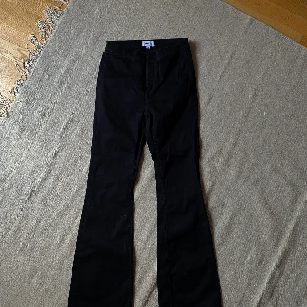 Svarta byxor från Weekday endast använda 1 gång. Bootcutmodell. Stretchiga i tyget. Högmidjade.. Jeans & Byxor.