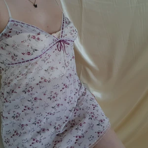 Klänning - Sommrig klänning i fint skick! Kan bäras som en klänning eller topp med någonting under, eller bara som ett nattlinne🌱 Passar xs- m bra