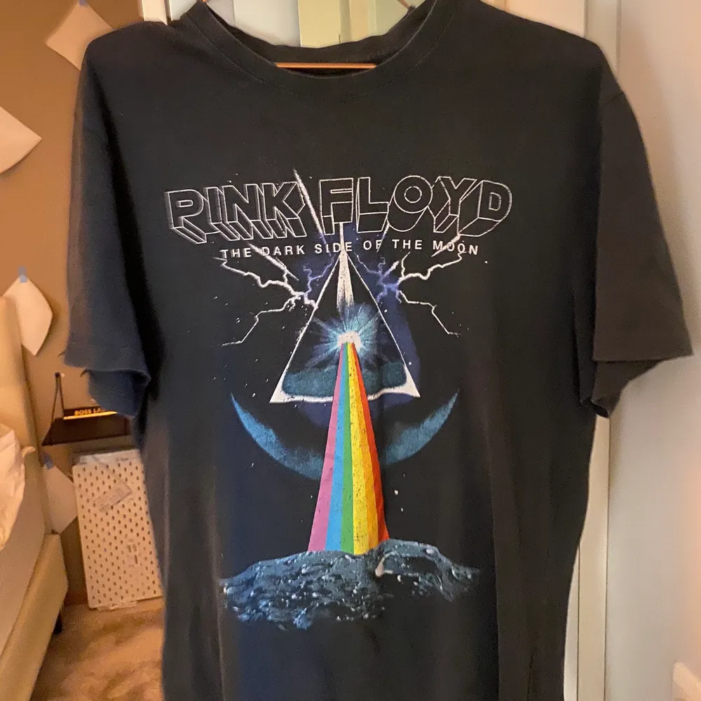 fin Pink Floyd t-shirt från pull&bear! säljer pga att det aldrig kommer till användning 💕💕. T-shirts.