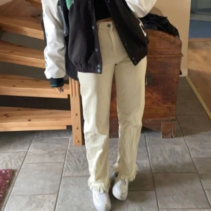 Beiga jeans - Beiga jeans från NAKD med fransar nertill. Jag är ca 168 cm och när strl 36. Köpte för 500 kr men är endast använda några fåtal gånger.