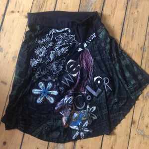 Snygg kjol - Cool kjol som går till knäet kommer inte till användning då den var för stor