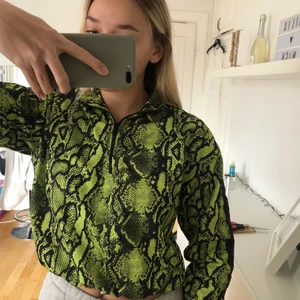 Tröja  - Säljer denna as snygga tröja från junkyard då den tyvärr inte riktigt är min stil längre