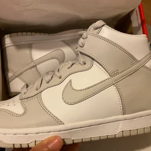 Nike Dunk High ”Vast grey” - Helt nya och oanvända dunks high i strl 38. Finns i Stockholm området. Slutsålda över allt. 
