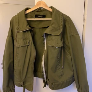 Zara vår/sommarjacka - Använd men i gott skick. Strl L, sitter oversized på mig som är en S.