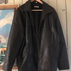  skinn jacka! - Säljer min skinnjacka! Jätte bra kvalite och är i bra skick! (Bilderna är från gamla ägaren) kontakta för fler frågor :)