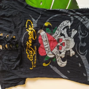 Ed Hardy top 'Love kills slowly' - Passar Xs-M, väldigt töjbar och bekväm. Snörning bak. Riktigt läcker, jag hittar inga skavanker. Djur och rökfritt hem, samfraktar gärna så kika in mina övriga annonser 🖤