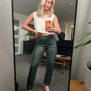 Gröna skinnbyxor - ASBALLA gröna skinnbyxor💚 helt perfekta med en liten topp i sommar😍storlek XS men sitter mer som en S, frakt tillkommer!✨ pris kan diskuteras