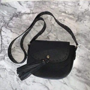 H&M - Fin liten axelremsväska köpt från h&m för ca 2 år sedan. Använt 3-4 gånger. 