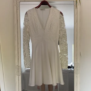 (Skolavslutnings)klänning  - Säljer en klänning som jag hade på en skolavslutning för 3? år sedan. Använd endast en gång. Storlek S men jag skulle säga att den passar en M också. Säljer för att den inte kommer till användning. Köpt från Nelly för 499kr säljer för 100kr! Köparen står för frakt❣️