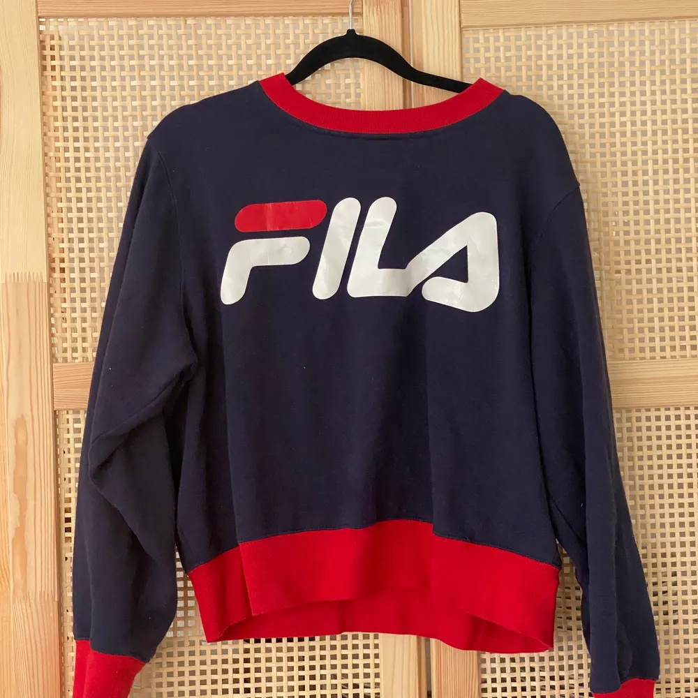 Mycket sparsamt använd sweatshirt från FILA i skönt material. Står XL på lappen men tror ev. Den är en barn XL! Skulle säga mer som en S/M. Hoodies.