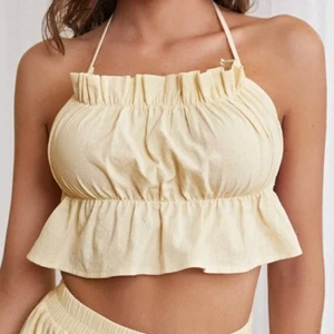 Topp - Söt topp med knyte i ryggen 💘 storlek S! Helt ny 💕 man kan antingen ha den med 2 knyten bak och som en ”bandeau” eller med knyte i nacken💕 (bild 1 och 2)