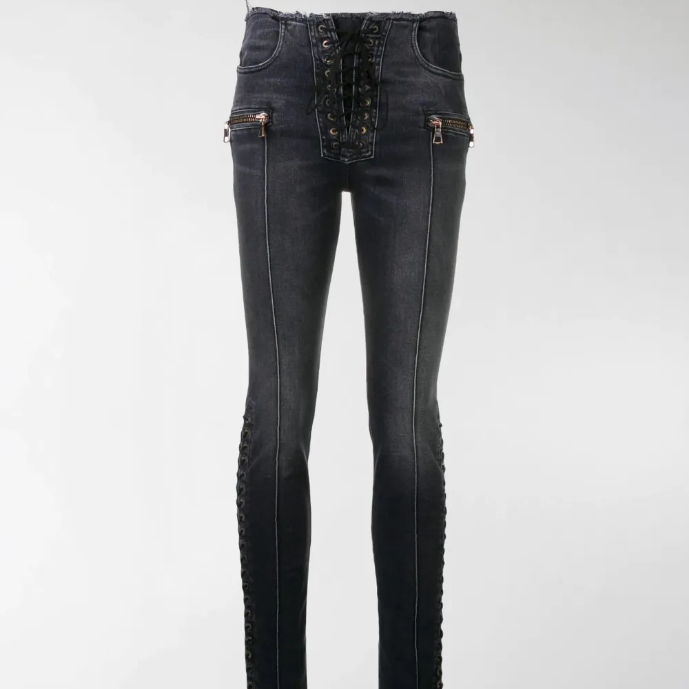 Säljer dessa sjukt coola och oanvända jeans från unravel procejt, köpta på Farfetch för 5.500kr. Jeans & Byxor.