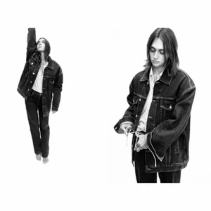 Blå jeans från zara - Ett par skit snygga jeans från zara i storlek 36 säljer pga för långa för mig. Dem är använda fåtal gånger.💕💕💕