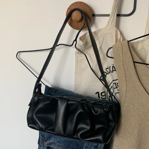 Super fin väska från Shein💘💘 - Säljer min fina väska från shein, nästan aldrig använd ändats ett litet glapp i dragkedjan!