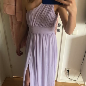 superfin lila balklänning  - aldrig använd med prislapp kvar då den är för stor över bysten för mig, one shoulder klänning med en slits på vänstra sidan💕 helt slutsåld på hemsidan! köparen står för frakt