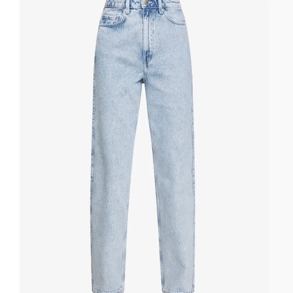 Säljer dessa populära raka weekday jeansen. De är i modellen rowe och färgen aqua blue. Säljer pga de ej kommer till användning💕. Jeans & Byxor.