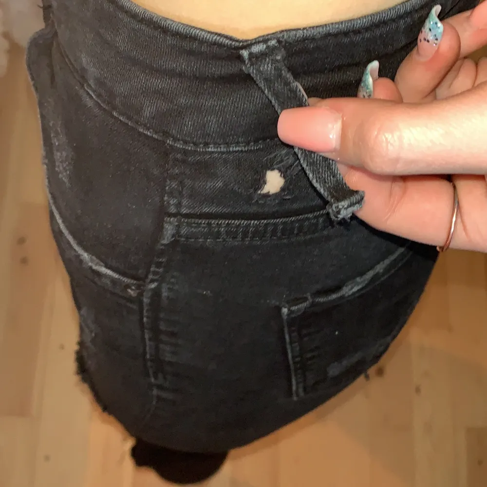 Svarta sjukt snygga slitna jeans från HM i storlek 25/XS men gissar att dom passar S också. Jeans & Byxor.
