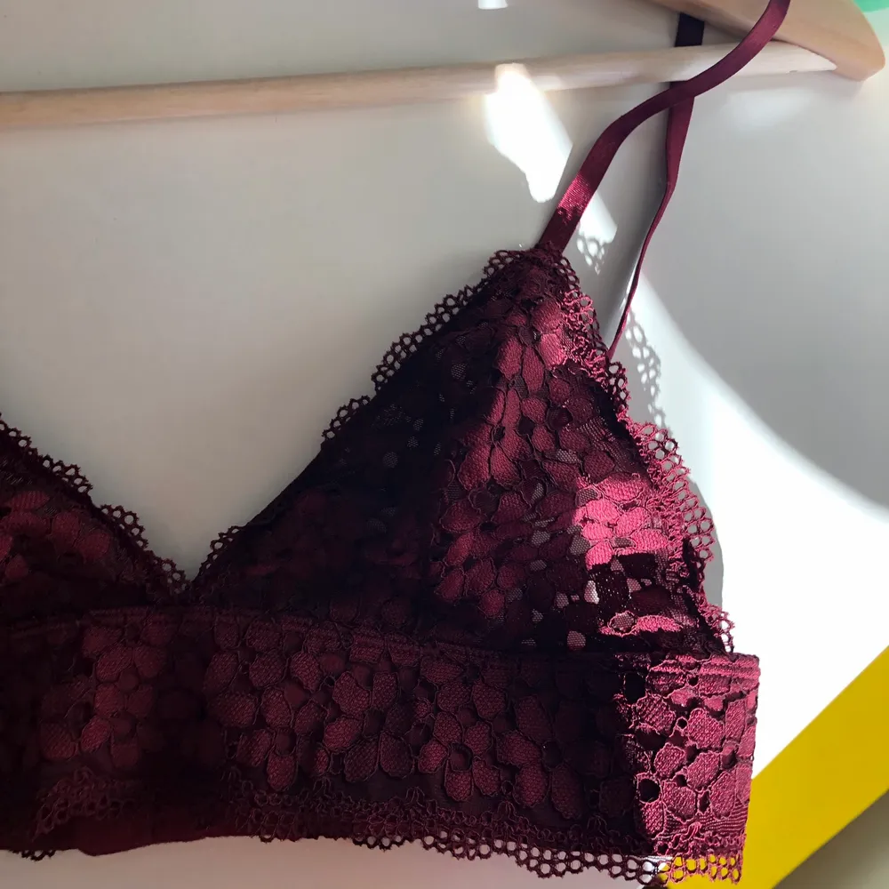 Så fin bralette från Monki, numera slutsåld. Vinröd blommig spets med stretchigt band. Aldrig använd pga fel storlek så i nyskick! Kolla gärna in mina andra annonser!. Toppar.