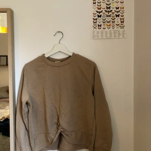 Beige tröja - Fint skick, beige tröja med knytning fram 