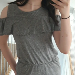 Jumpsuit - Säljer den här fina gråa jumpsuiten. Köpte tyvärr för stor storlek. Använt 2 gånger.Köptes för 300 kr💕Väldigt skön och passar alla. Ser också jättefint ut med ett svart bälte.📦