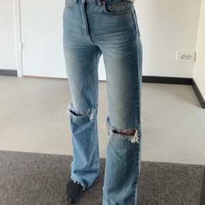 Stradivarius straight leg jeans strl 32 - Så sköna fina jeans från stradivarius, köpta på salando (tyvärr i fel storlek därför säljer jag dem) aldrig använda! Kan frakta för 45/66kr om du vill ha spårat eller mötas upp i Stockholm❤️❤️PRIS GÅR ATT DISKUTERA❤️❤️