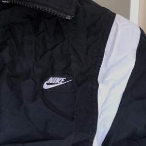 cool Nike jacka, skickar fler bilder vid intresse!