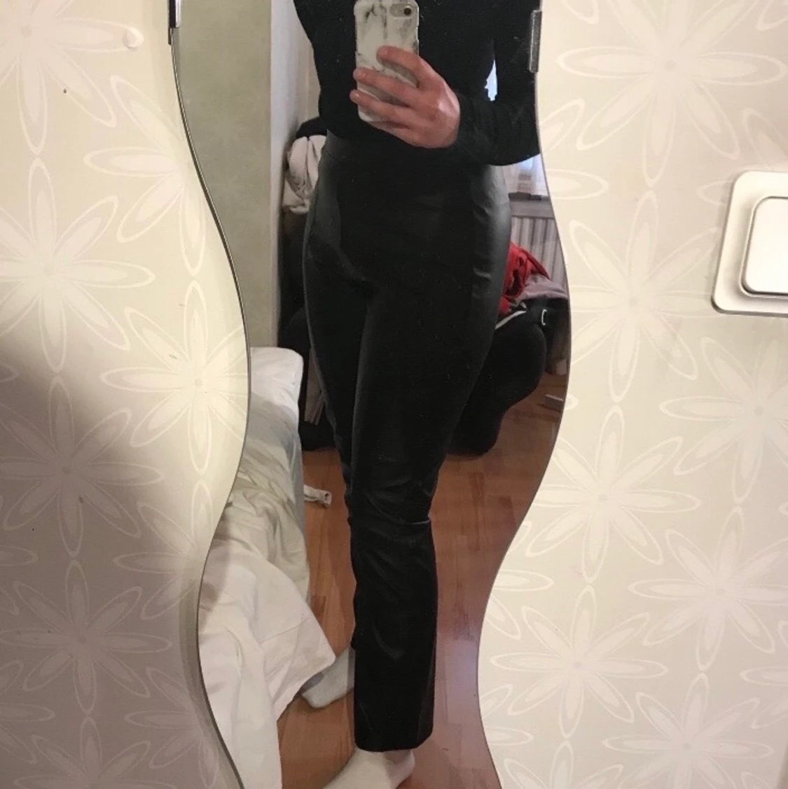 Helt nya! Svarta lack/venylbyxor  - 90