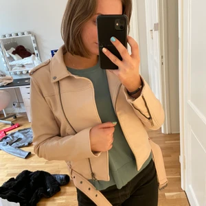 Ljusrosa skinnjacka - Säljer denna fina ljusrosa skinnjacka då den dessvärre inte kommer till användning. Storlek S men passar också storlek M💕
