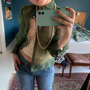 Mörkgrön blus Strl xs - Jättesöt blus från Monki. Helt oanvänd (aldrig använt bara provat på) Säljer pga att den inte riktigt passar mig🐻‍❄️🧁  kan mötas i Stockholms området. Kan även frakta men då betalar köparen för frakten!🐶