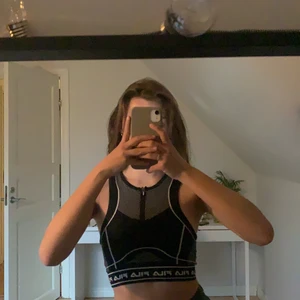 Fila sporttopp/ vanlig  - Skitcool fila topp. Man kan använda den till träning men också t.ex sätta ihop en cool outfit. Den är köpt för 300 kr säljer nu för 80