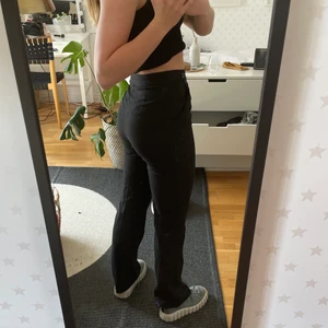 Kostymbyxor - Assköna kostymbyxor från na-kd, sparsamt använda. Säljer pga att de tyvärr har blivit lite små på mig. Högmidjade och ganska långa i benen😍😍